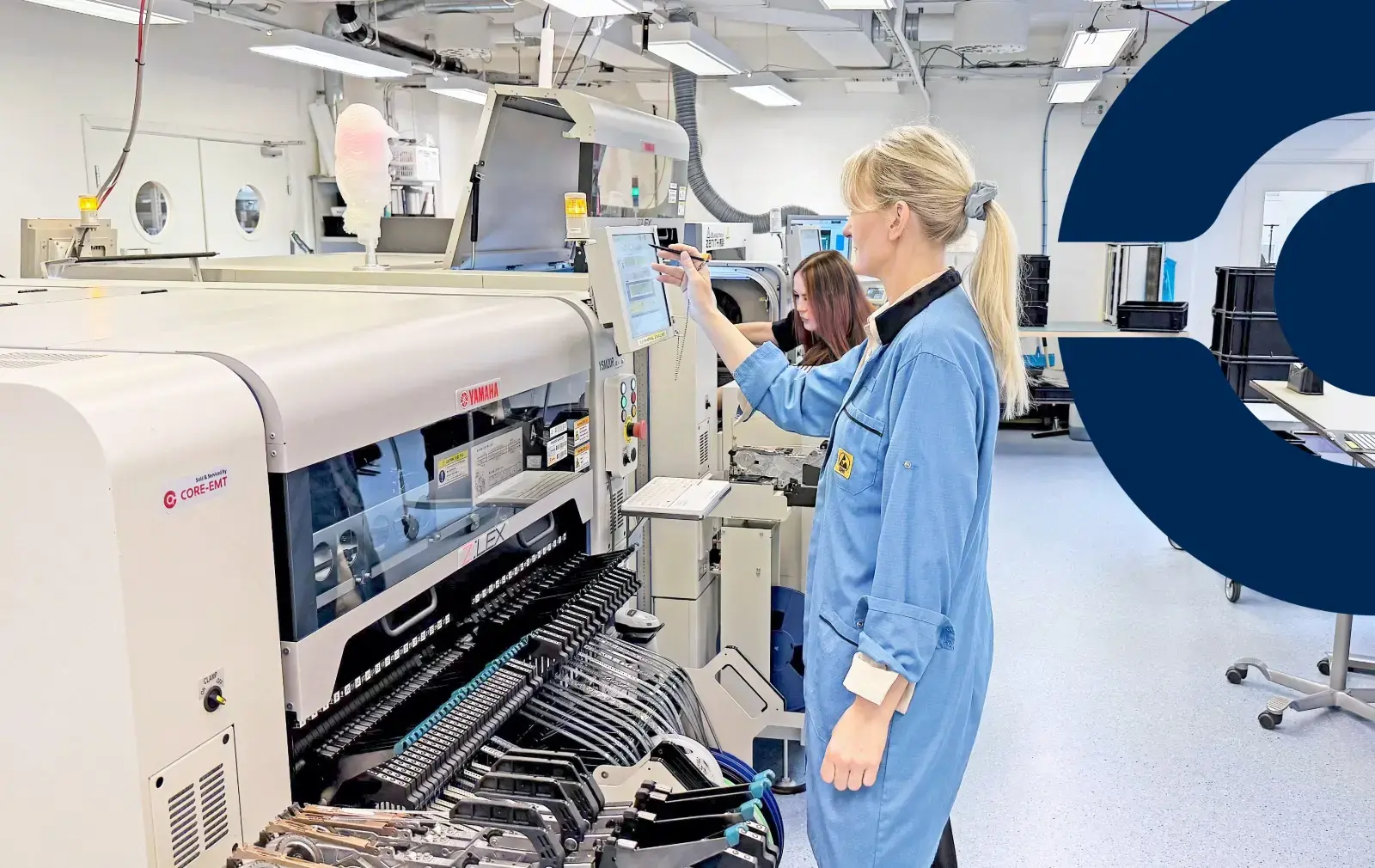 Medarbetare på Liftlogic arbetar med den nya lodpastaskrivaren och AOI:n från Yamaha i SMT-produktionen